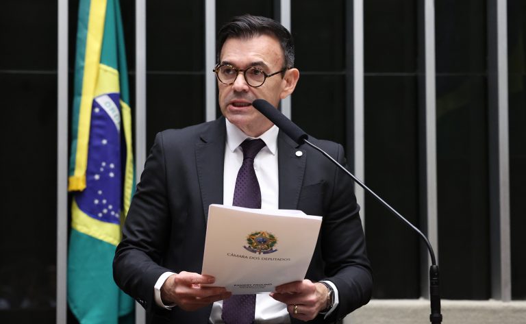 Deputado Raniery Paulino durante atividade na Câmara