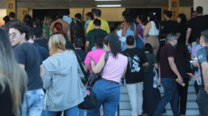 Candidatos sentados em sala durante aplicação de prova de concurso