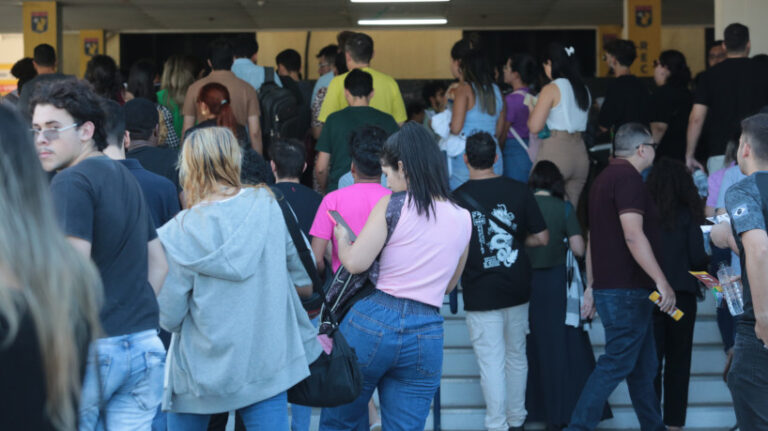 Candidatos sentados em sala durante aplicação de prova de concurso