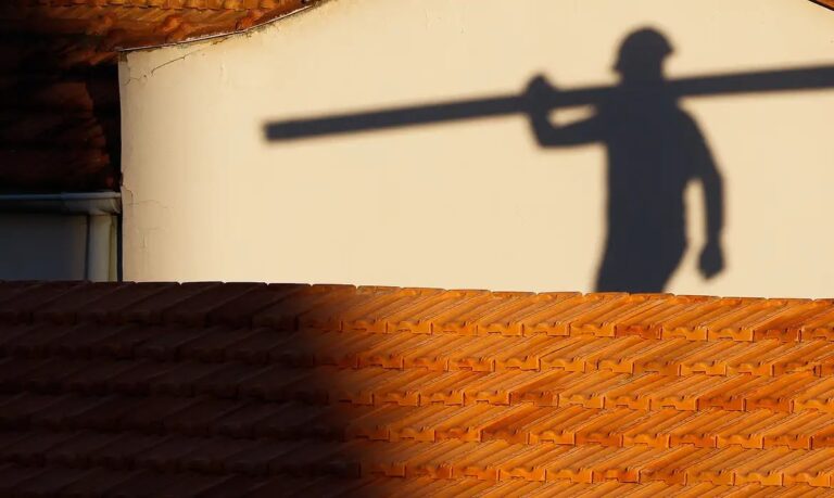 Trabalhadores atuam em canteiro da construção civil