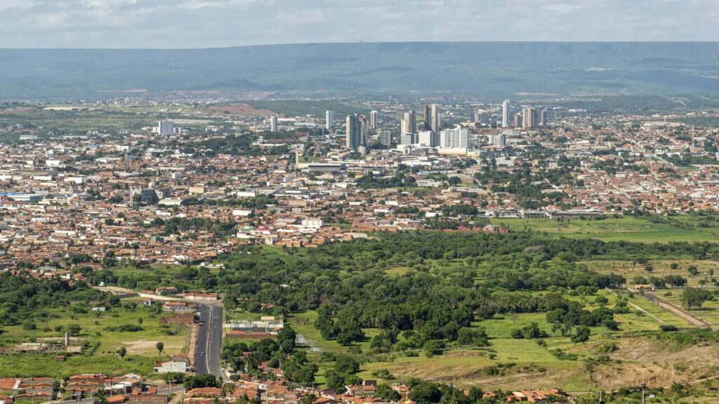 Movimento de veículos em avenida de Juazeiro do Norte
