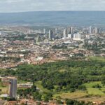 Movimento de veículos em avenida de Juazeiro do Norte