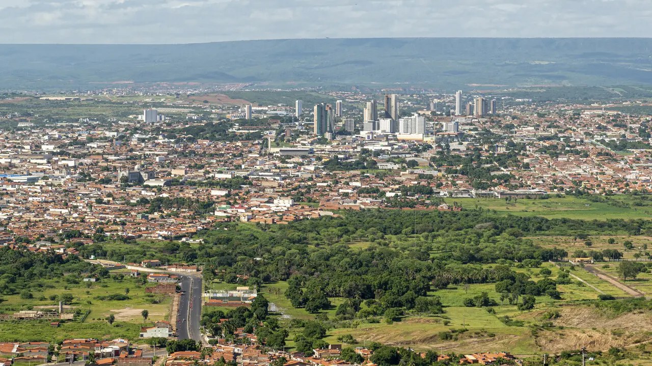 Movimento de veículos em avenida de Juazeiro do Norte
