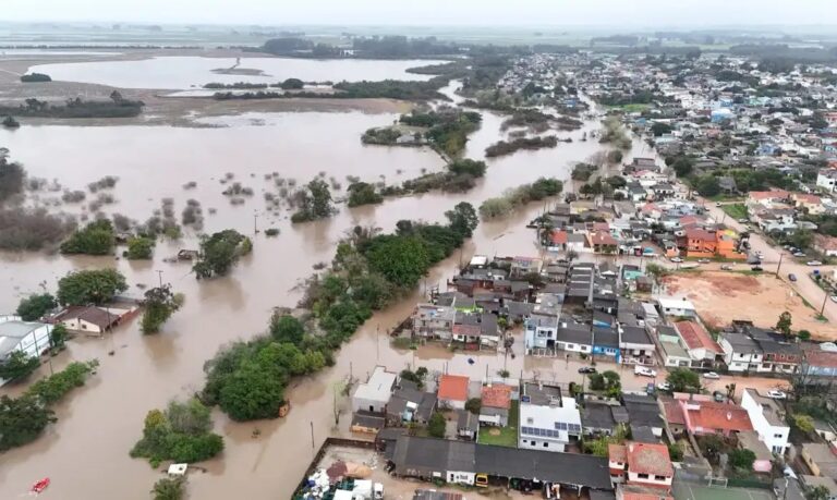 Governo anuncia R$ 1,3 bilhão para enfrentar efeitos do El Niño 6 Área atingida por evento climático extremo vista do alto