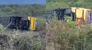 Ônibus tombado em rodovia no Ceará após acidente com romeiros