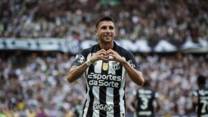 Meia Lucas Mugni em campo com a camisa do Ceará Sporting Club
