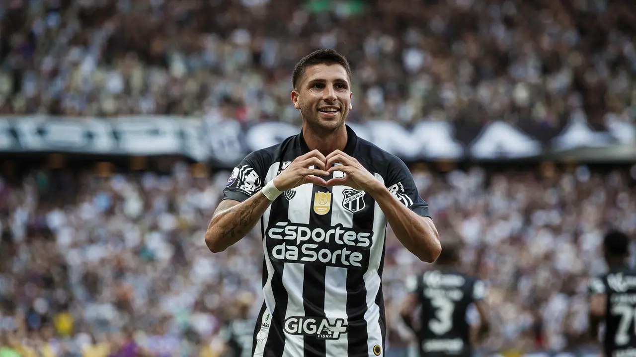 Meia Lucas Mugni em campo com a camisa do Ceará Sporting Club