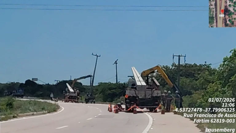 Equipe atua em trecho de rodovia com rede elétrica no Ceará
