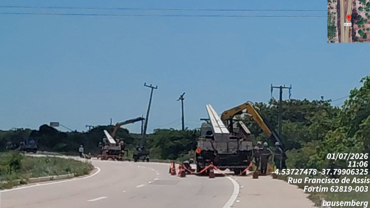 Equipe atua em trecho de rodovia com rede elétrica no Ceará