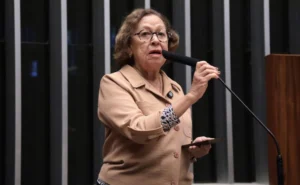 Deputada Lídice da Mata durante reunião na Câmara