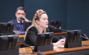 Deputada Julia Zanatta durante reunião na Câmara