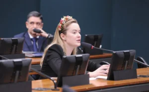 Deputada Julia Zanatta durante reunião na Câmara
