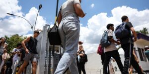Estudantes chegam para prova do Enem