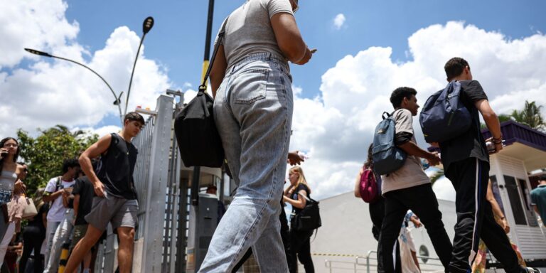 Estudantes chegam para prova do Enem