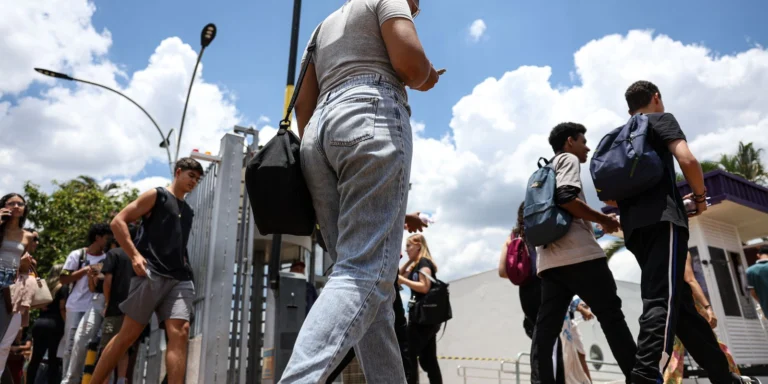 Estudantes chegam para prova do Enem