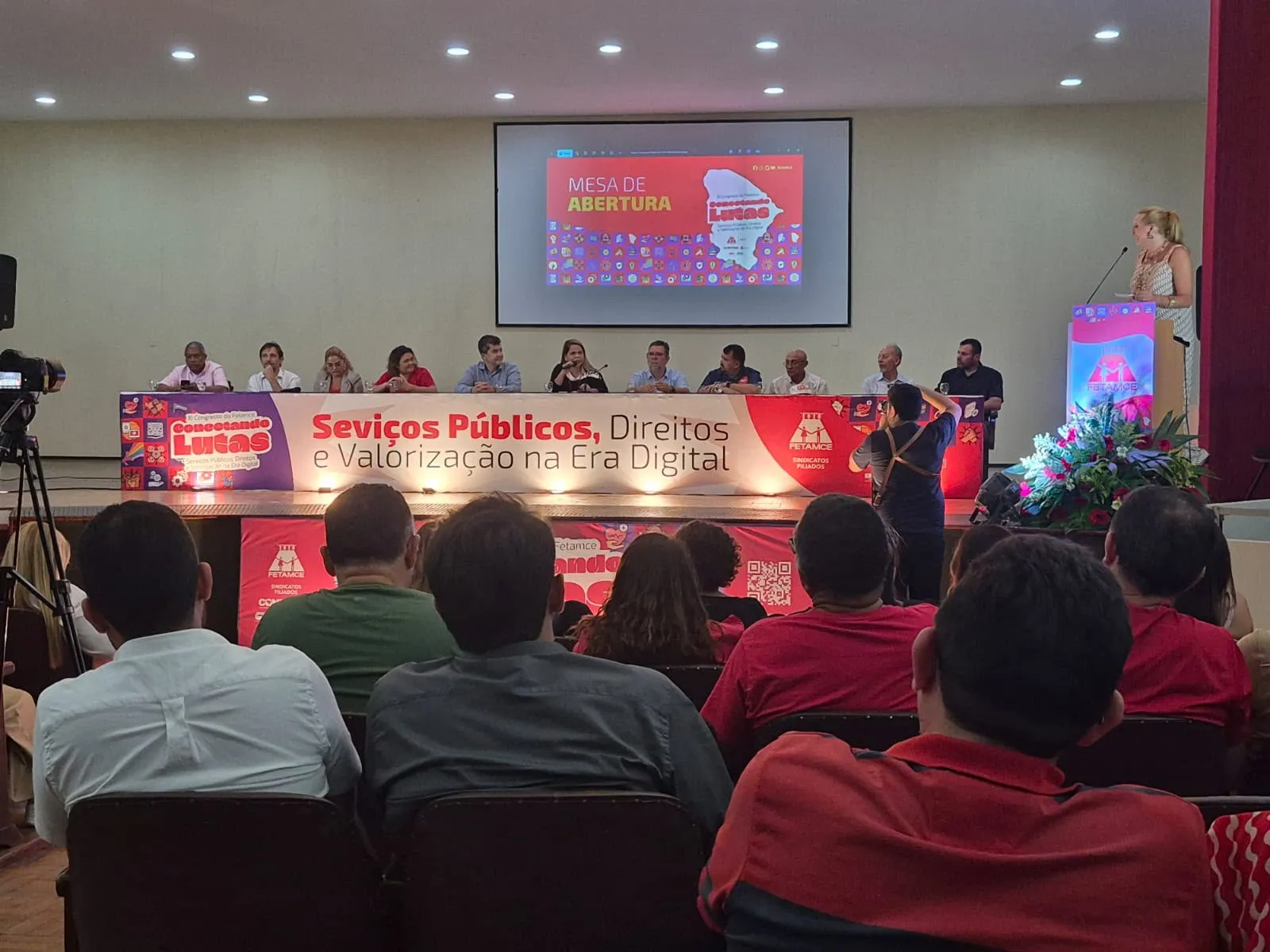 p.14 Vitoria dos professores temporarios e participacao no XI Congresso da FETAMCE marcam a semana do SINDSMCRATO 1