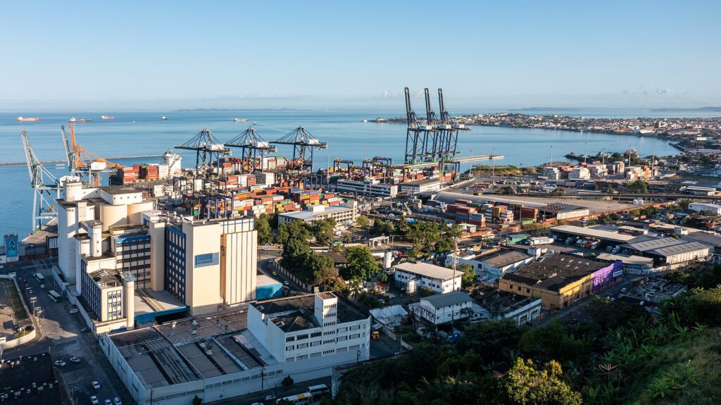 Simpar vende operação do Porto de Aratu por R$ 1,8 bilhão 1 Vista aerea de infraestrutura portuaria na Bahia, usada como imagem ilustrativa