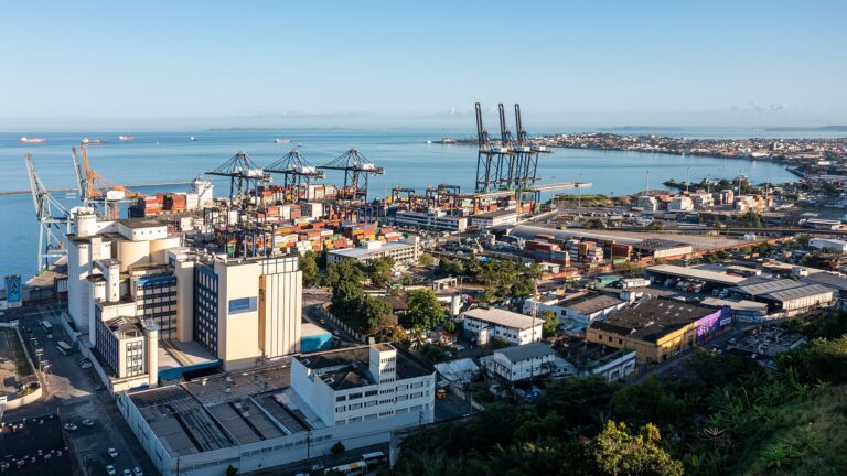 Simpar vende operação do Porto de Aratu por R$ 1,8 bilhão 2 Vista aerea de infraestrutura portuaria na Bahia, usada como imagem ilustrativa