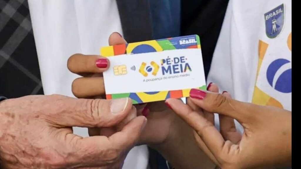 Pé-de-Meia retoma pagamentos em agosto; confira as datas por nascimento 1 Estudante consulta informações do programa Pé-de-Meia em um telefone celular