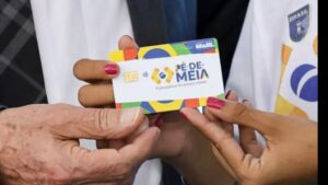 Estudante consulta informações do programa Pé-de-Meia em um telefone celular