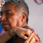 Profissional de saúde vacina morador de comunidade indígena durante missão na Amazônia