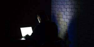 Mulher utiliza computador portátil em ambiente doméstico