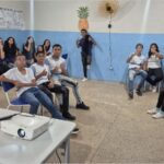 Estudantes em aula de matemática com recurso digital em escola do Crato