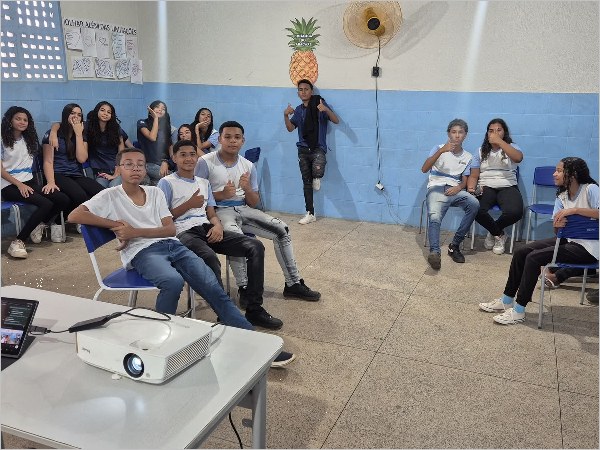 Escola do Crato usa IA em atividade de Matemática com alunos do 9º ano 1 Estudantes em aula de matemática com recurso digital em escola do Crato