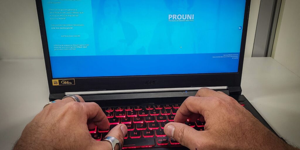 Estudante usa computador para consultar informações sobre o Prouni