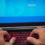 Estudante usa computador para consultar informações sobre o Prouni
