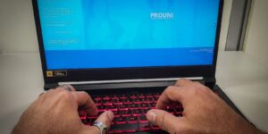 Estudante usa computador para consultar informações sobre o Prouni