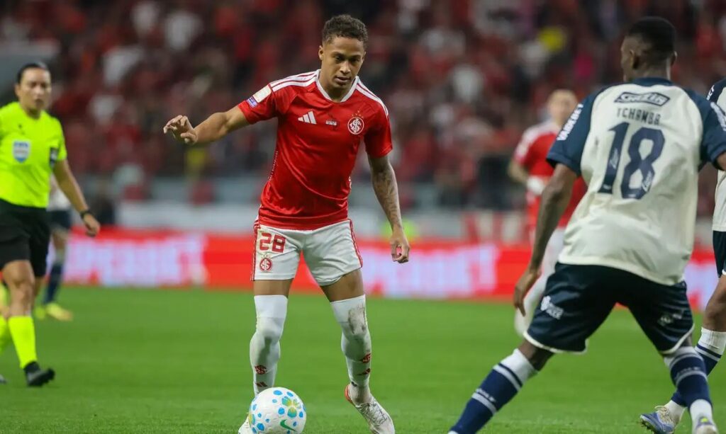 Jogadores de Internacional e Remo durante partida no Beira-Rio