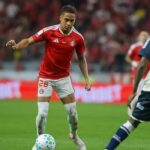 Jogadores de Internacional e Remo durante partida no Beira-Rio