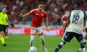 Jogadores de Internacional e Remo durante partida no Beira-Rio