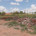 Terreno urbano fiscalizado durante operação contra descarte irregular de resíduos em Juazeiro do Norte