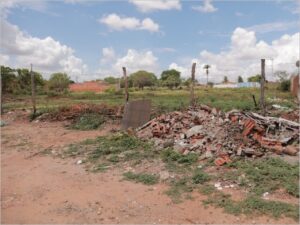 Terreno urbano fiscalizado durante operação contra descarte irregular de resíduos em Juazeiro do Norte