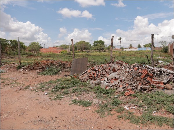 Terreno urbano fiscalizado durante operação contra descarte irregular de resíduos em Juazeiro do Norte