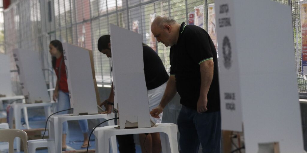 Eleições 2026: veja direitos e proibições no dia da votação 1 Eleitora registra o voto em uma urna eletrônica