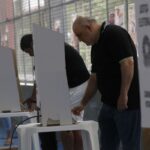Eleitora registra o voto em uma urna eletrônica