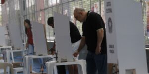 Eleitora registra o voto em uma urna eletrônica