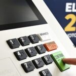 Detalhe de urna eletrônica usada em demonstração da nova interface para as eleições de 2026.