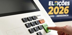 Detalhe de urna eletrônica usada em demonstração da nova interface para as eleições de 2026.