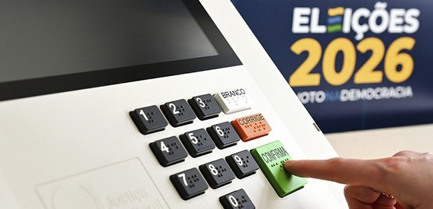 Detalhe de urna eletrônica usada em demonstração da nova interface para as eleições de 2026.