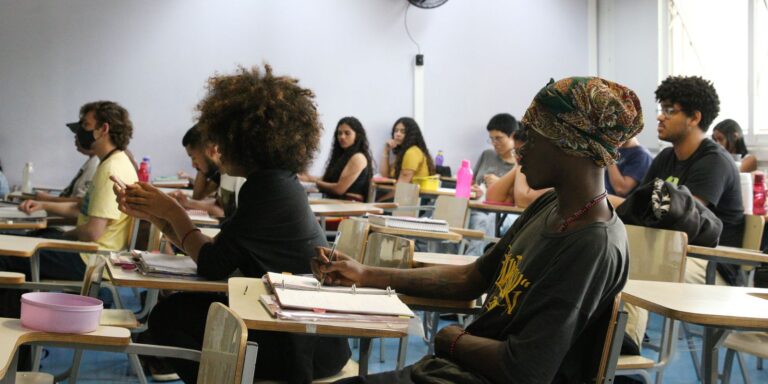 Fuvest abre inscrições com provas também em Fortaleza 6 Estudantes caminham em área de universidade pública