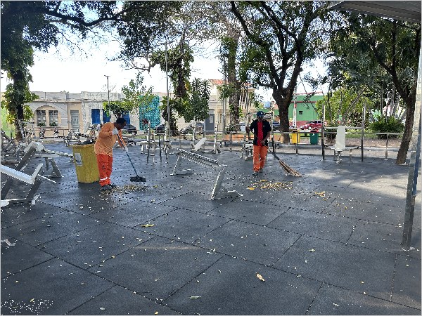 Equipe de limpeza urbana em via do Centro do Crato