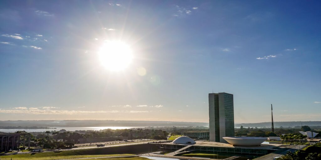 Fim da escala 6x1 entra na pauta do Congresso nesta semana 1 Vista do Congresso Nacional sob o sol em Brasília