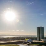 Vista do Congresso Nacional sob o sol em Brasília