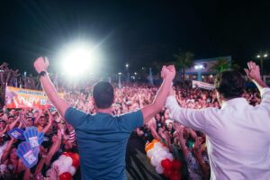 Yury do Paredão e Camilo Santana em ato de campanha em Juazeiro do Norte
