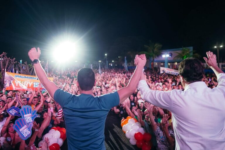 Yury do Paredão e Camilo Santana em ato de campanha em Juazeiro do Norte
