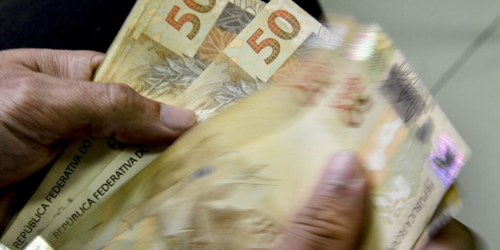 Novo Desenrola termina nesta segunda; veja quem pode renegociar dívidas 1 Pessoa manuseia notas de cinquenta reais